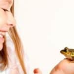 130430-girl-and-her-pet-frog1[1]